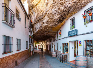 10 Strange Places Where People Live