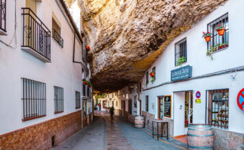 10 Strange Places Where People Live